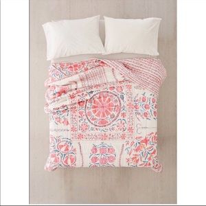 UO home saski susani medallion revsie quilt